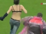 بالفيديو :مشجعة “عارية” تقتحم مباراة بايرن ميونيخ